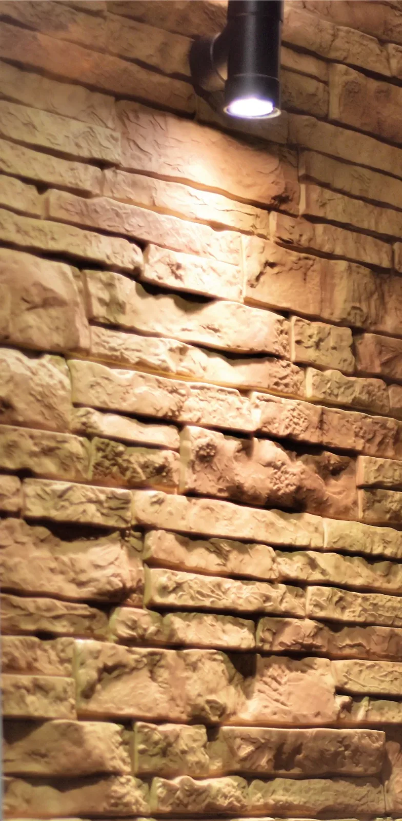 Muro con fachaleta VD3 e iluminación rasante